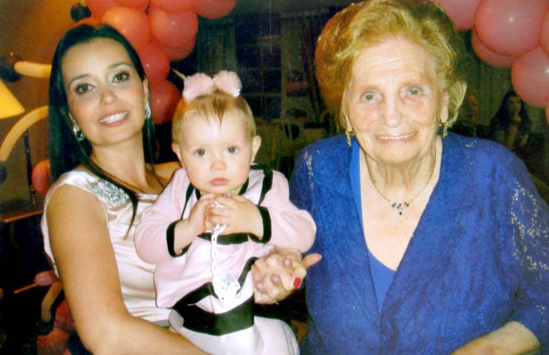 Dupla comemoração -A linda Laura, filha de Flávia (Foccacia) e Roberto Justus, comemorou seu primeiro aniversário com festa para familiares e amigos. A pequena, que é neta de Nilva e Nelson Justus, é bisneta de Jusita de Plácido e Silva Justus, que também comemorou aniversário na mesma data. Na foto, Laura ao lado da mãe e da bisavó | Divulgação