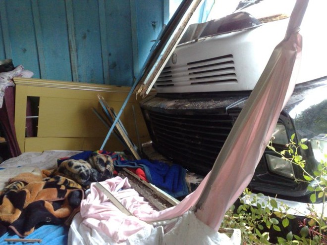 Caminhão invade casa em São José dos Pinhais, na RMC |