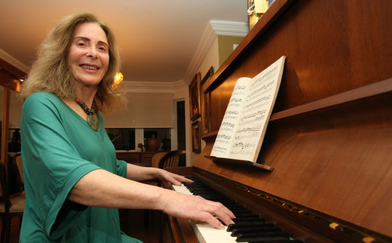 É complicado ver as pessoas ao seu redor abatidas e você tentando manter a alegria e a esperança. Mas eu não perdi a fé e o pensamento positivo. Eu sabia que ia sair dessa e ficaria mais forte que antes. Cecilia Botelho, designer e musicista | Marcelo Elias/ Gazeta do Povo