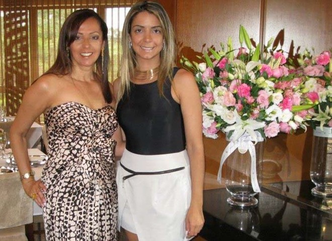 Beth recebe amigas- Beth Palazzo recebeu amigas em agradável almoço em sua residência, em comemoração ao seu aniversário. Na foto, a aniversariante ao lado da filha, a arquiteta Bianca, que acaba de estrear aliança na mão direita com o engenheiro Luiz Guilherme Peralta | 