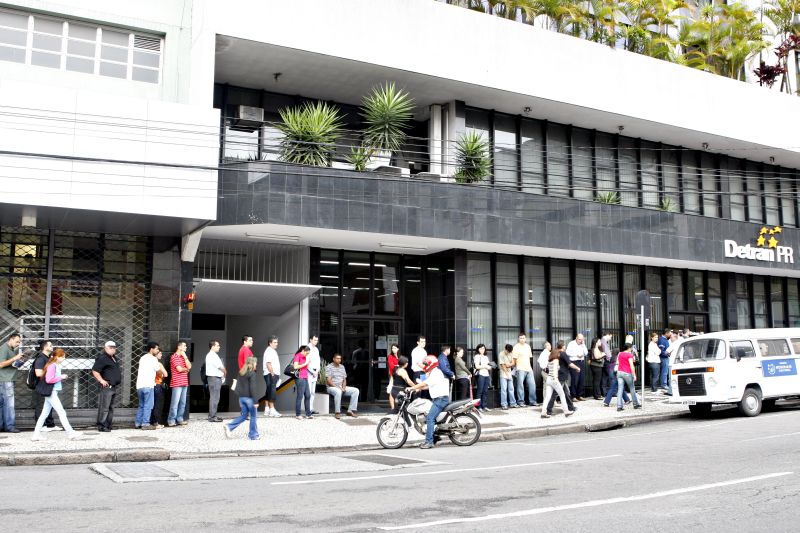 Fila na entrada do Detran no centro de Curitiba. | Aniele Nascimento/ Gazeta do Povo