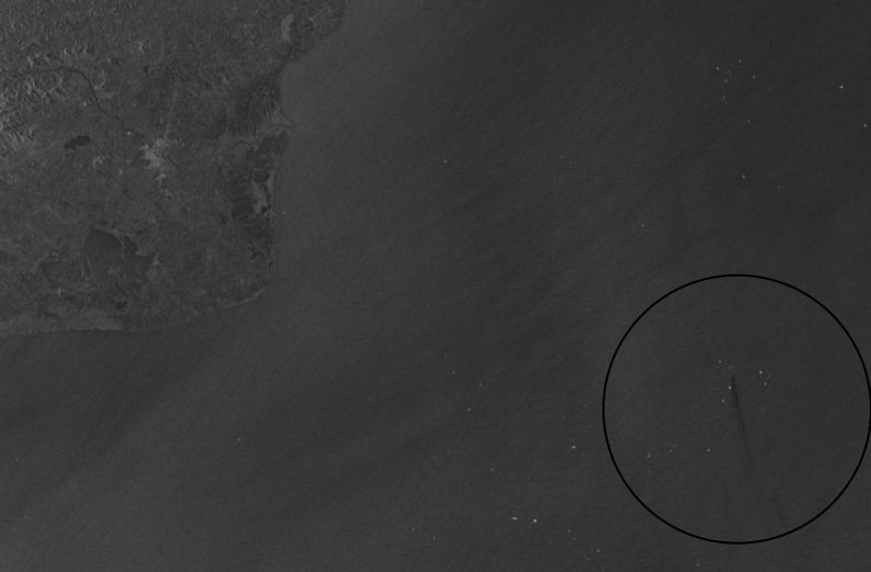 No destaque da imagem de satélite a mancha de óleo na Bacia de Campos | Inpe/Divulgação