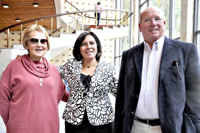 Terezinha Siviero, mãe do pianista Álvaro Siviero, entre o casal Dante e Rosicléia Cordeiro, ela presidente da ASEC, entidade mantenedora de Os Pinhais, que será beneficiada com o recital inédito do pianista e quarteto de cordas, neste dia 1º de dezembro, na Capela Santa Maria | 