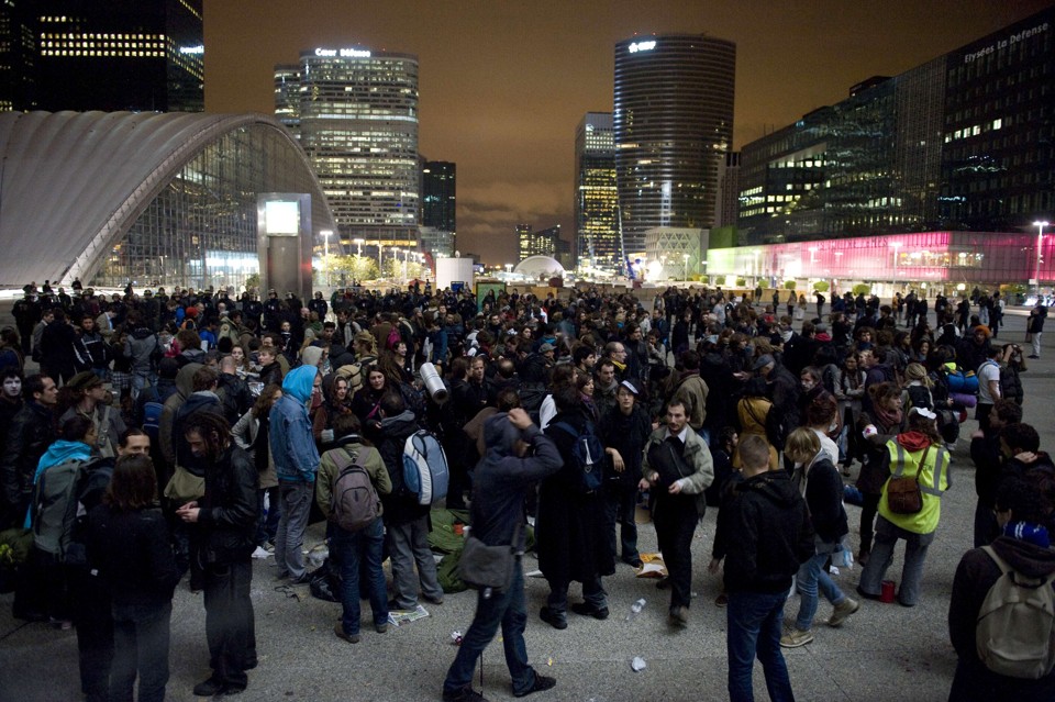 "Indignados" franceses protestam em La Defense, nos arredores de Paris | Johanna Leguerre/AFP Photo