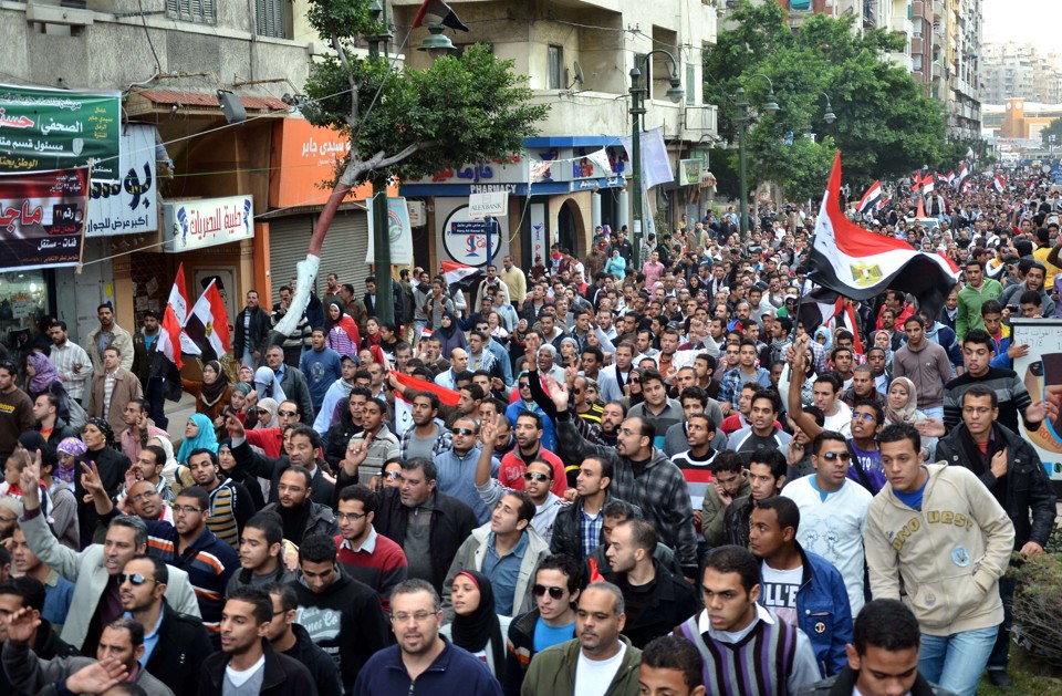 Manifestantes próximos ao Porto de Alexandria pedem que os militares deixem o poder | AFP PHOTO/STR