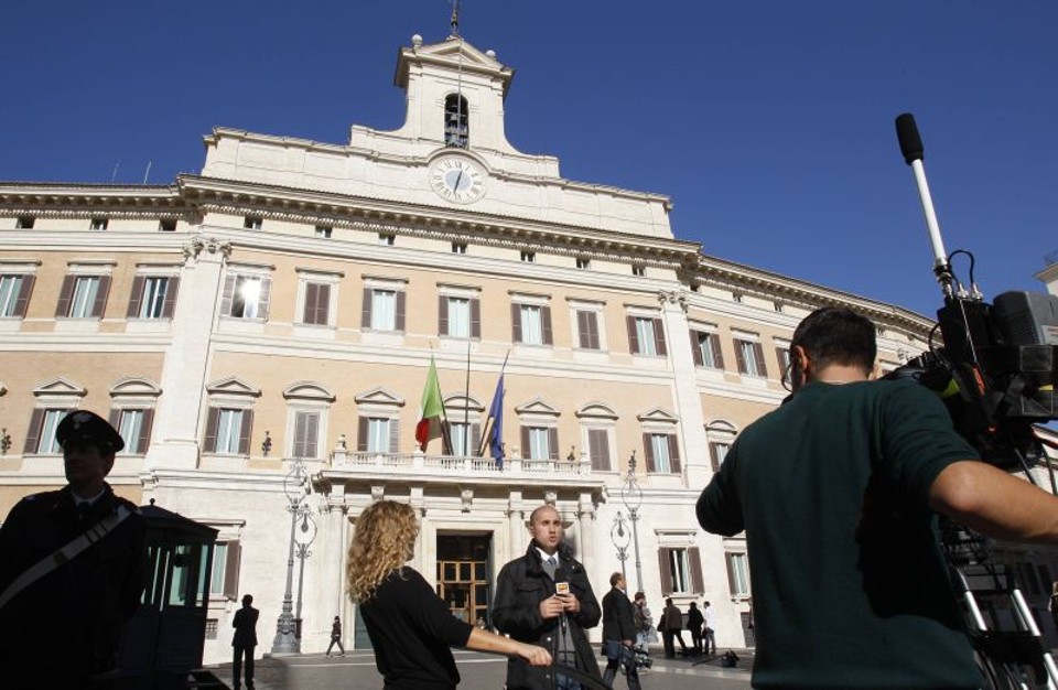Movimentação de jornalistas em frente do Palácio de Montecitorio, sede da Câmara de Deputados italiana: após tantos escândalos, Berlusconi perde força com a crise econômica | Tony Gentile/Reuters