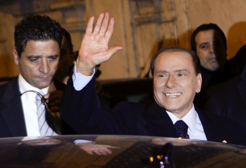 Berlusconi acena para o público e diz que continua na política | Remo Casilli/Reuters