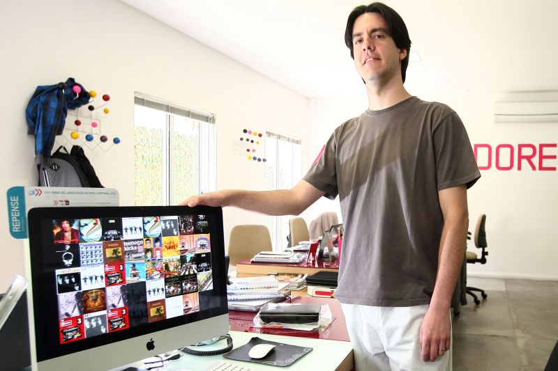 O webdesigner Caio Beltrão Sposito já foi PJ e hoje é CLT: ambos têm vantagem, mas é preciso analisar cada situação | Felipe Rosa/ Gazeta do Povo