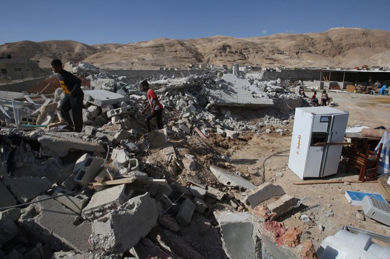 Ataques israelenses destruíram ontem quatro casas palestinas | Abbas Momani/AFP