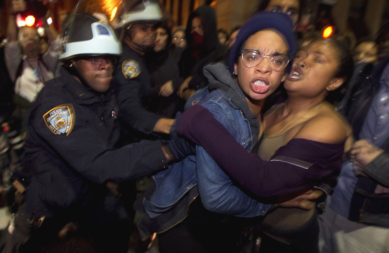 Manifestantes do Ocupe Wall Street entram em conflito com a polícia depois de terem sido expulsos do Zuccotti Park; pelo menos 200 pessoas foram presas | Lucas Jackson/Reuters
