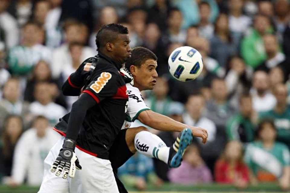 Leonardo disputa lance com o goleiro Felipe, do Flamengo. Atacante foi um dos destaques do Coxa | Albari Rosa/ Agência de Notícias Gazeta do Povo