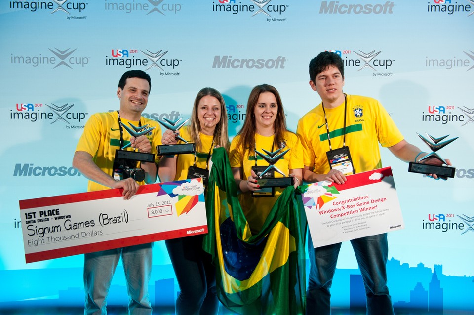 A equipe curitibana vencedora do Imagine Cup: Thiago Ribeiro, Fernanda da Costa, Rafaela Costa e Rafael Kaminenko | Divulgação