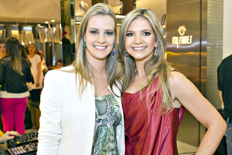 A loja da My Shoes no Shopping Curitiba ficou lotada, anteontem, no coquetel de inauguração para convidados, clientes e amigos da franqueada Grazielle Árcego Vilar (à dir.), na foto com Emanuelle Piccinin | Diego Pisante