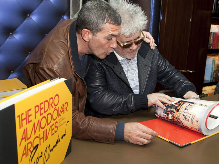Almodóvar e Antonio Banderas no lançamento da obra na loja da Taschen em Beverly Hills | EFE