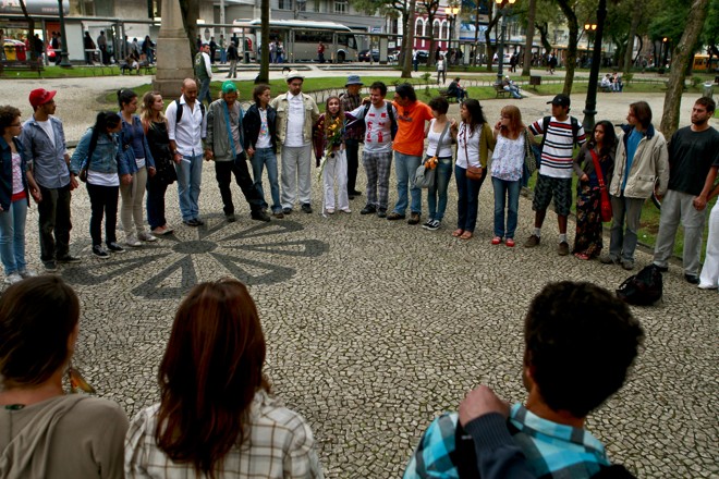Grupo se reuniu na Praça Santos Andrade e realizou uma meditação pela paz, neste dia 11/11/11 |