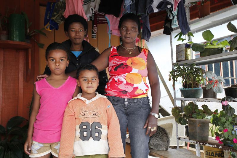 A diarista Raquel Anselmo com a família, em Ortigueira: Aqui não tem emprego. Serviço para mulher é só o de doméstica, reclama | Jonathan Campos/ Gazeta do Povo