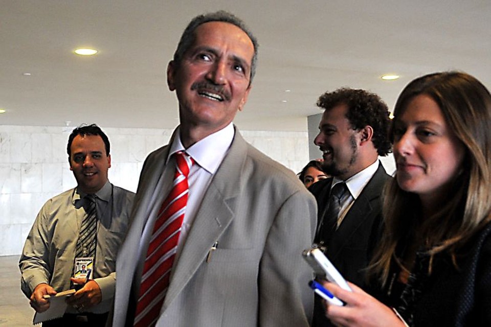 Ele [Waldemar souza] vai continuar no ministério, mas ainda não está definido em qual função.Aldo Rebelo, ministro do Esporte, falando sobre o ex-braço direito de Orlando Silva que continuará na pasta | Antônio Cruz/ABr