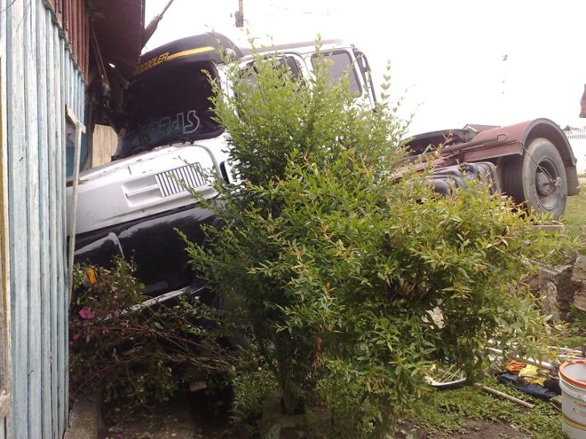 O caminhão ficou sem freios. Não havia motorista no veículo no momento do acidente |