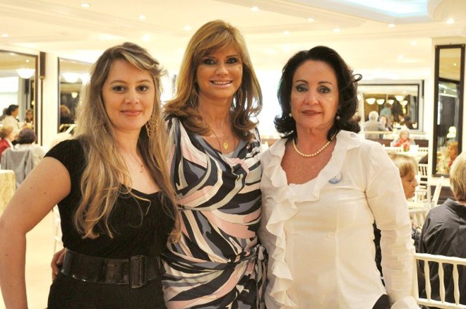 TARDE ENTRE AMIGAS- O Chá para Todos do Clube Curitibano foi um grande sucesso, reunindo associadas e amigas para lanche e desfile da Expression by Maria Inês. Destaque ainda para a participação da Associação Paranaense do Diabético, que levou informações sobre a doença às presentes. Na foto, a designer de bijoux Maria Ignez Simões com a empresária Maria Inês Artigas e a diretora-geral do Clube, Terezinha Pereira Abagge, que assina o tradicional evento |