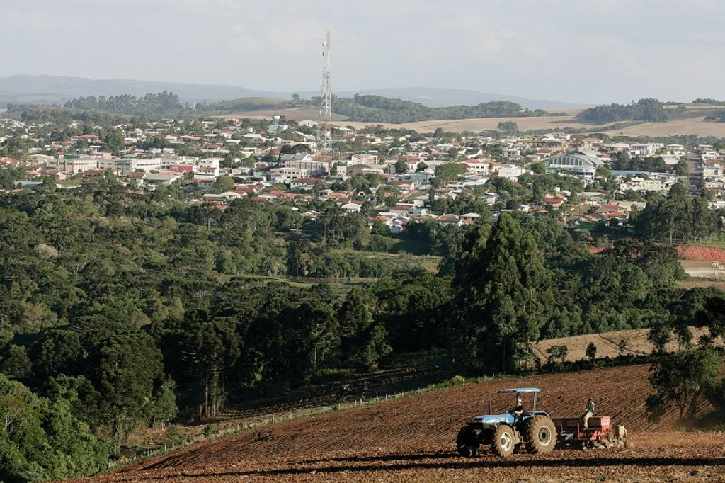 Os dólares ganhos no exterior estão em todos os setores da economia local, como nas plantações de tomate e feijão