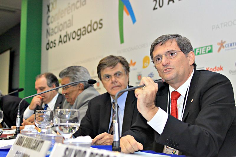 Os bancos sabem que somos tentados a consumir e oferecem crédito farto, fazendo depois o desconto das prestações em conta corrente, o que na prática significa a penhora dos salários.Odon Bezerra Sobrinho, presidente da OAB-PB e mestre em Direito do Consumidor | Elton Damasio