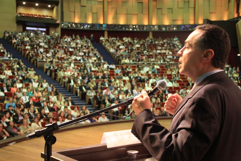 O advogado constitucionalista Luís Roberto Barroso propôs uma agenda à plateia que lotou o Teatro Positivo com dez temas relevantes para o desenvolvimento do país | Fotos: Elton Damásio/ Gazeta do Povo