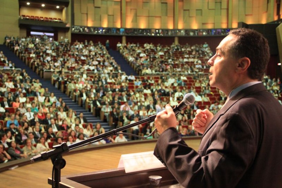 O advogado constitucionalista Luís Roberto Barroso propôs uma agenda à plateia que lotou o Teatro Positivo com dez temas relevantes para o desenvolvimento do país | Fotos: Elton Damásio/ Gazeta do Povo