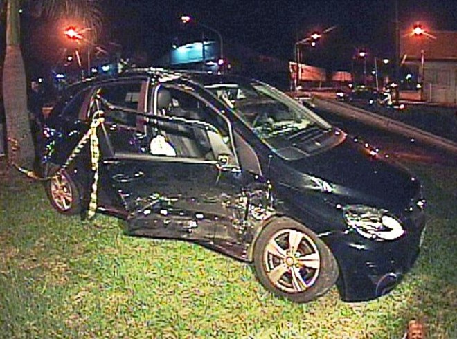 Após a batida, o carro de Barbosa Neto tombou e bateu contra um poste |