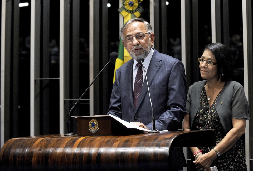 Ao lado da esposa, a deputada federal Janete Capiberibe (PSB-AP), João Capiberibe discursou na tribuna do Senado | Jonas Pereira/ Agência Senado