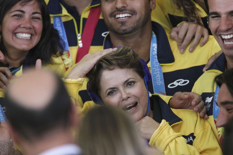 Dilma sorri ao lado dos atletas que brilharam no Pan de Guadalajara | Ueslei Marcelino/Reuters