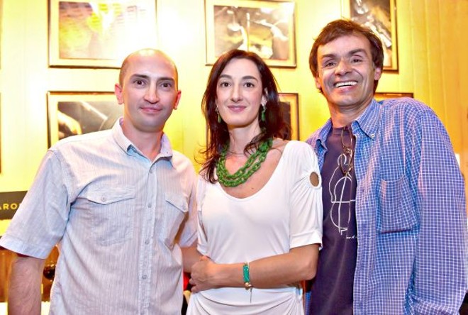 O fotógrafo Marcelo Maingué, a designer de joias Sharoni Aizental e o empresário Robert Amorim confraternizam durante o lançamento da exposição Fragmentos da Joalheria Contemporânea, no Original Beto Batata do Alto da XV, terça-feira. A mostra, na qual Maingué retrata fragmentos da joalheria artesanal, traz em detalhes o trabalho de manufatura até a finalização das peças. Sharoni, bisneta do ourives Aron Aizental e neta do joalheiro Samuel Aizental, se especializou nessa arte | 