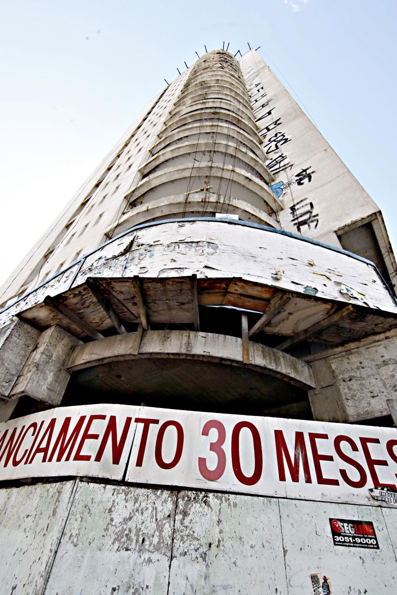 Edifício abandonado na esquina das ruas Alfredo Bufren e Presidente Faria | Albari Rosa/ Gazeta do Povo