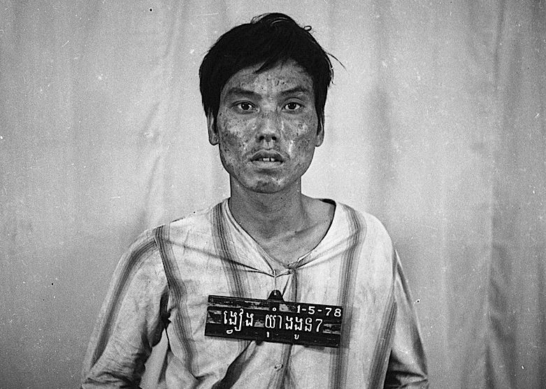 Prisioneiro cambojano pouco antes de ser assassinado pelo regime do Khmer Vermelho: tragédia por trás de harmonia estética | Nhem En/ Reprodução