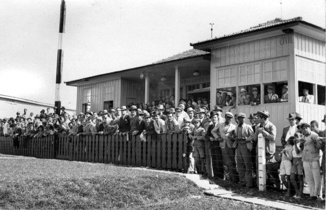 Estação de passageiros do Bacacheri, com a presença de público esperando a chegada de avião em 1940 |