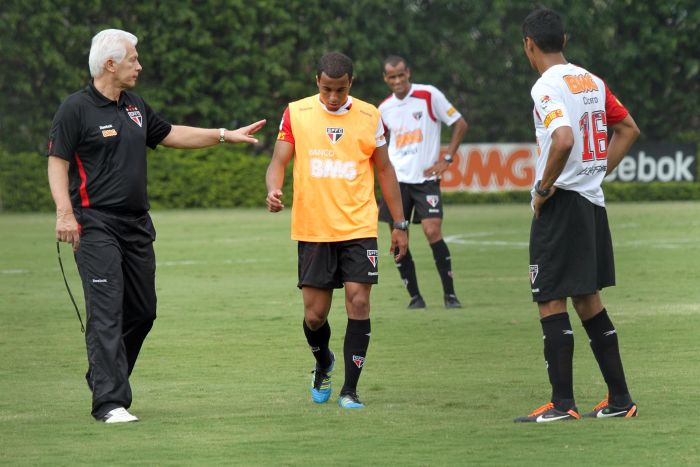 Leão chama o meia Lucas para treinar finalizações: técnico quer que jogadores melhorem a pontaria | João Neto/VIPCOMM