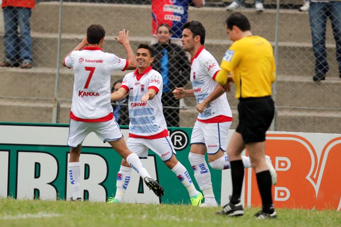 Jogadores do Paraná comemoram o belo gol marcado por Dinélson no 3 a 0 sobre o Guarani | Walter Alves/ Agência de Notícias Gazeta do Povo
