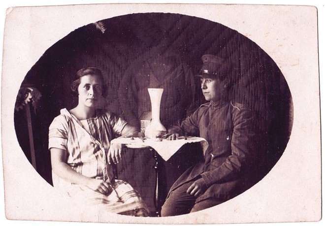 Fotomontagem que mostra a bisavó de Jessica, vestida de mulher e de homem |