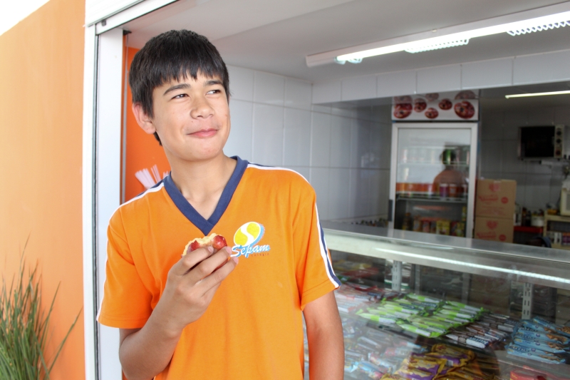 Diferentemente de muitos estudantes, Leonardo não sente falta de frituras e refrigerantes na cantina da escola | Josué Teixeira/Gazeta do Povo