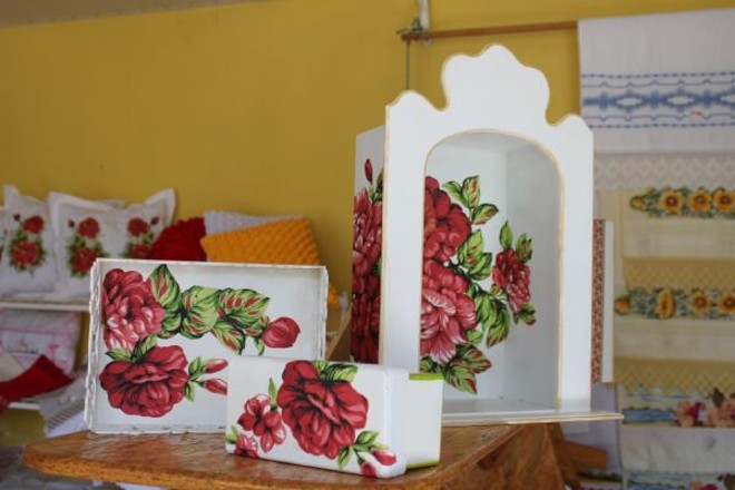 Em Santa Terezinha de Itaipu, a rosa foi incorporada ao artesanato devido à ligação religiosa da santa que dá nome à cidade e tem ligação com as flores |