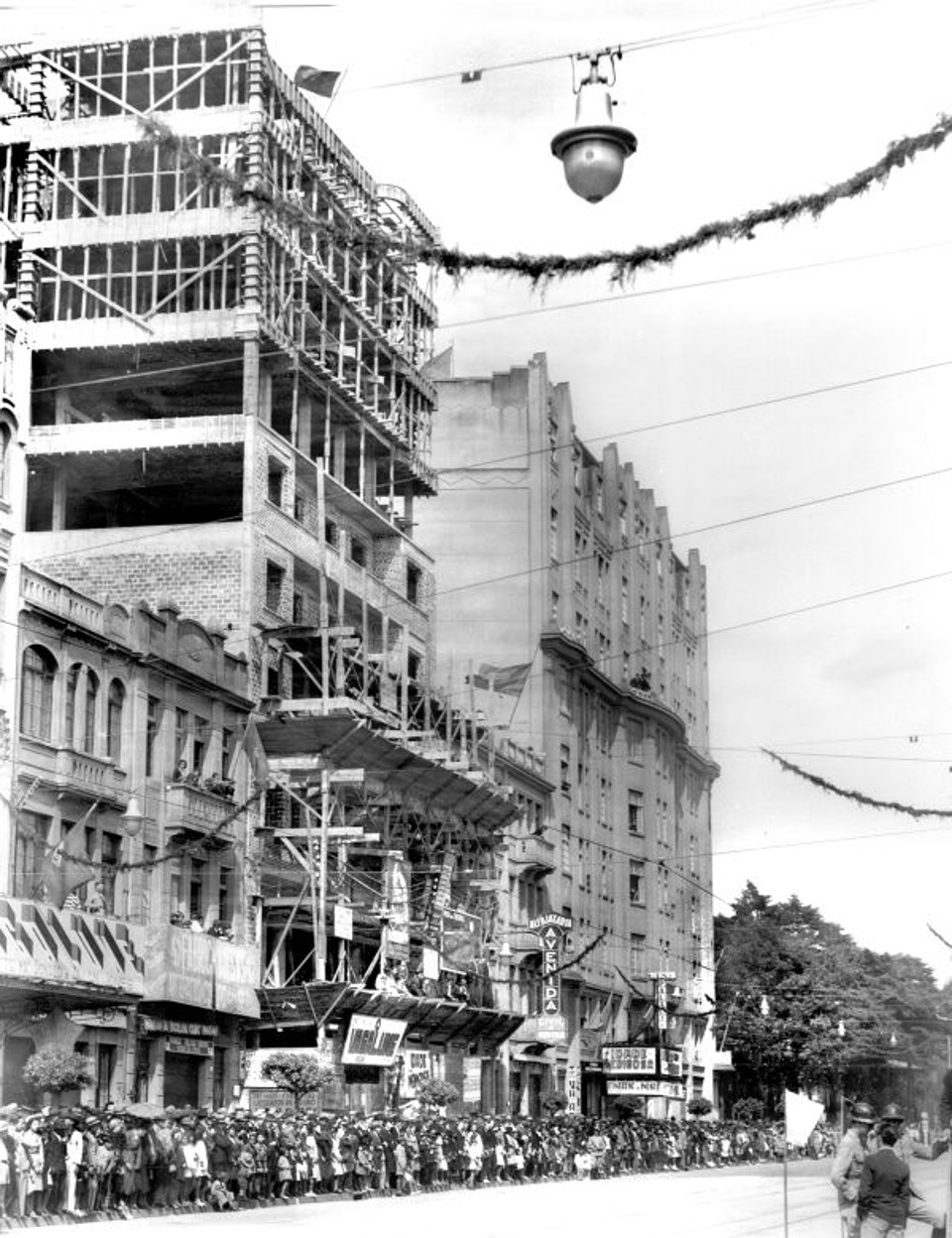Em setembro de 1939, o povo se reúne para ver o desfile. O prédio do Braz Hotel estava em construção | Acervo histórico CD