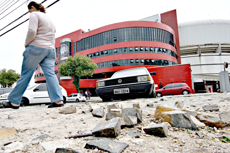 Pedras soltas e entulhos das obras na Arena e no entorno do estádio podem virar armas nas mãos de vândalos e já deixam a Polícia Militar preocupada para o clássico Atletiba do dia 4/12 | Felipe Rosa/Gazeta do Povo