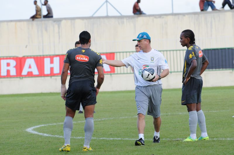 Mano convesa com Hulk (de costas) e Willian no estádio de Sibang,em Libreville. | Wils Yanick Maniengui AFP