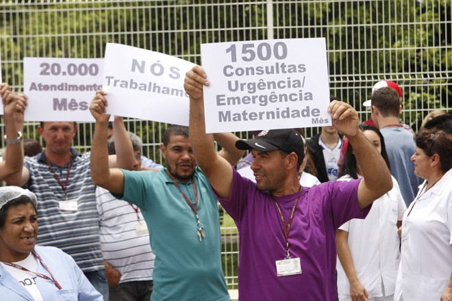 Os funcionários levaram cartazes com dados sobre o Hospital do Trabalhador, como número de atendimentos no pronto socorro, ambulatório, serviços de fisioterapia, maternidade e cirurgia |