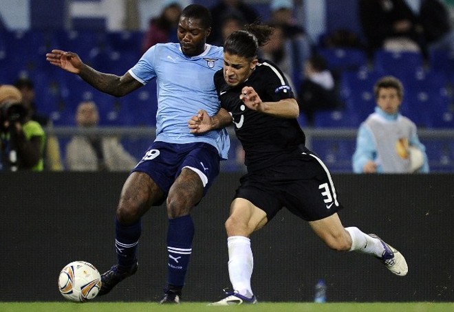Cissé (e), da Lazio, em diputa de bola na partida contra o Zurique |