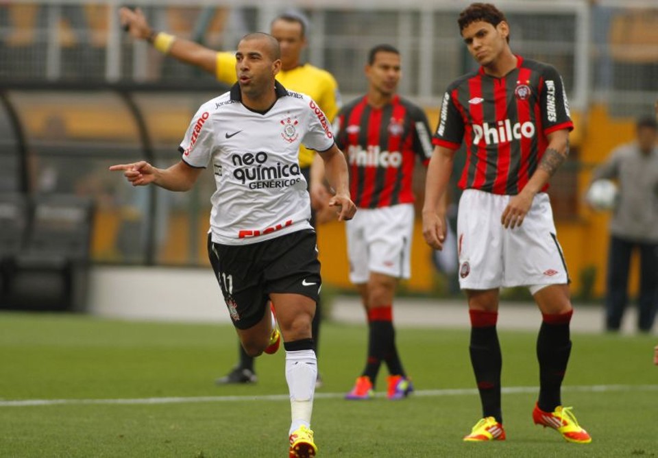 Emerson corre para comemorar o segundo gol corintiano. Antes dos cinco minutos, Atlético já perdia por 2 a 0 | Rodrigo Coca/Folhapress