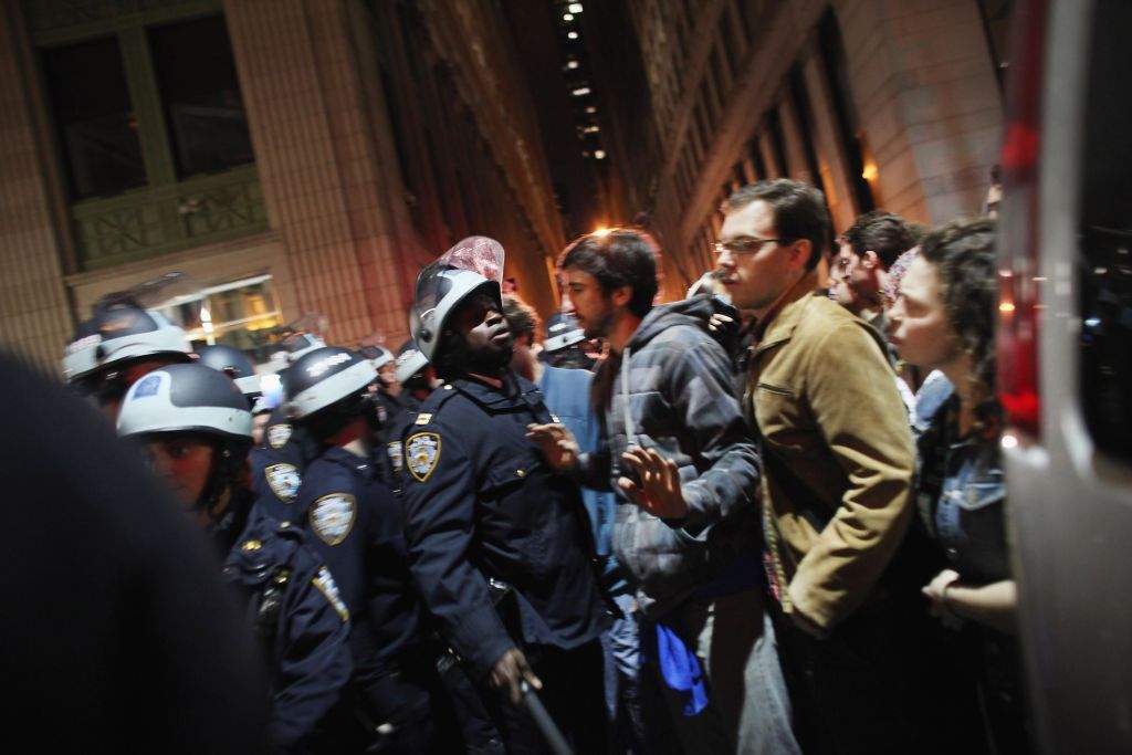 Manifestantes do movimento Occupy Wall Street resistiram à ação da polícia em Nova York | Spencer Platt/AFP