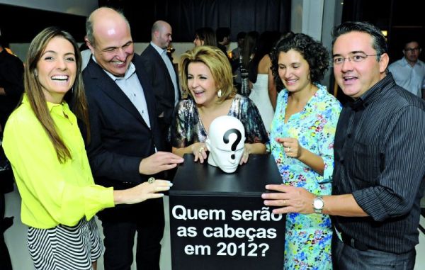 Os arquitetos Barbara Sganzerla, Jayme Bernardo (ambos à esq.), Luciana Patrão e Sérgio Valiatti (ambos à dir.), com a empresária Marinice Bettega, anfitriã do coquetel de lançamento da segunda edição do projeto Cabeças 2011, em sua loja Momentum & Design, na última terça-feira. Os quatro, além de outros arquitetos e designers de interiores, customizaram 20 cabeças de cerâmica, que ficam expostas até o final do ano | Gerson Lima