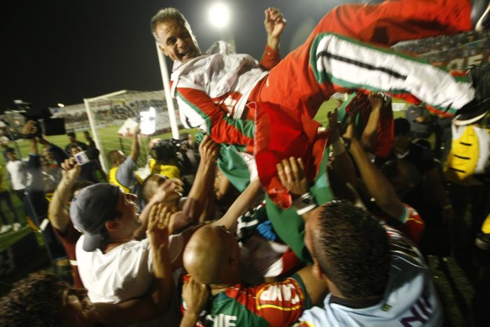 Técnico Jorginho é erguido pelos jogadores na festa da Portuguesa | Fabio Braga / Folhapress
