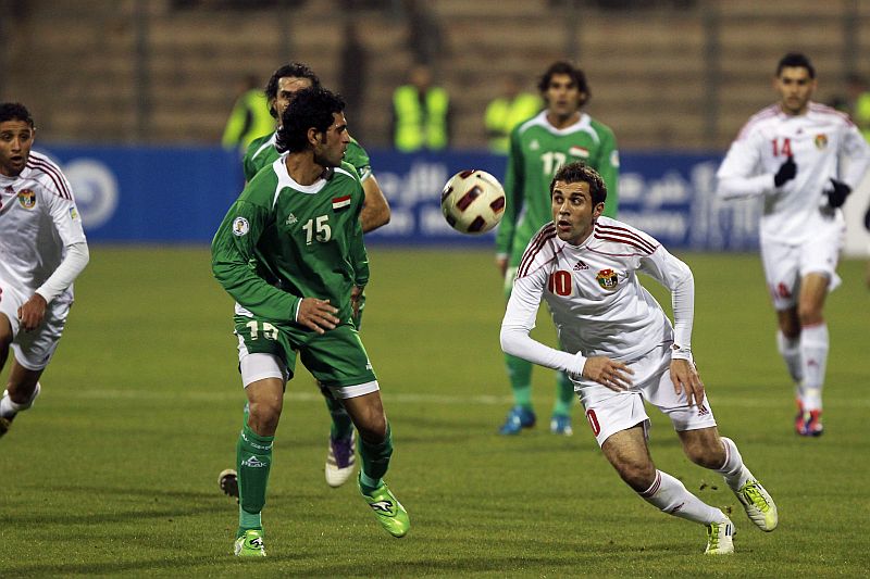 Ali Hussein, camisa 15 do Iraque, disputa a bola com Ahmad Ibrahim da Jordânia: time de Zico reage na segunda etapa e está na fase final das Eliminatórias | Muhammad Hamed / Reuters