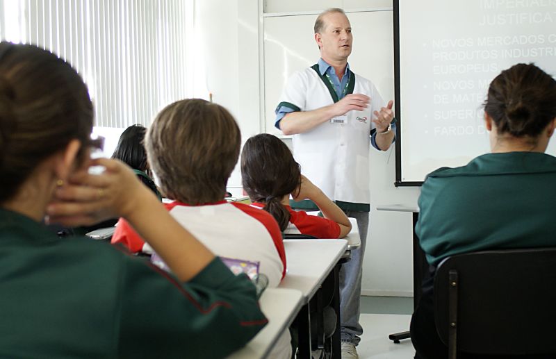 O professor Alcides Martinelli dá aulas de História no Colégio Expoente e no Centro Estadual Maria Deon de Lira, em Curitiba. Acompanhamento distinto dos alunos é determinante para o rumo diferente de suas aulas | Marco André Lima/ Gazeta do Povo